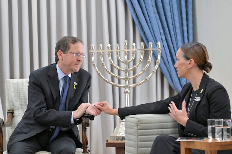 El presidente israelí, Isaac Herzog (izquierda), se reunió este domingo con Yael Alexander, la madre del rehén Edan Alexander (derecha) que ayer apareció en un nuevo vídeo publicado por Hamás, y urgió a todos los líderes de Israel y de la comunidad internacional a sellar un acuerdo con el grupo palestino para la liberación de los cautivos. El ministro ultraconservador de Seguridad Nacional, Itamar Ben Gvir, pidió este jueves detener la entrada de combustible en la Franja de Gaza “unos meses” hasta que Hamás libere a los casi un centenar de rehenes que todavía retiene.