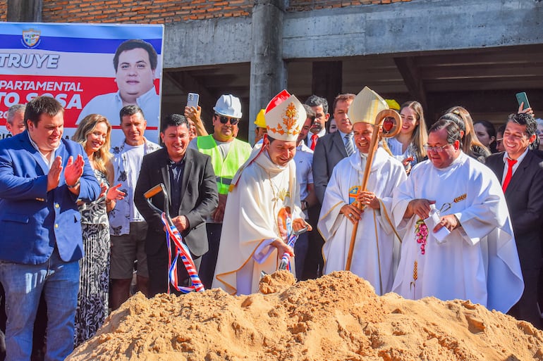 Palada inicial de la segunda fase de la contrucción del templo de la Virgen del Paso.