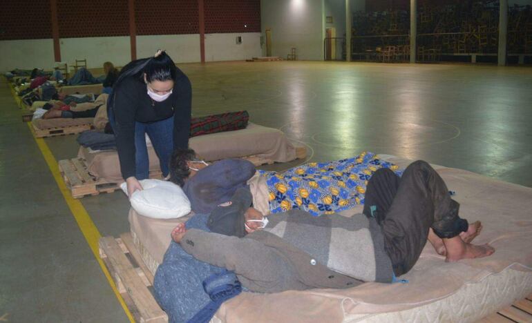 En la pista de patinaje de la Escuela de Oficios fue habilitado un albergue temporal.