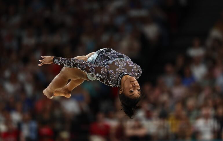 La atleta Simone Biles del equipo norteamericano en la arena Bercy, de París. 