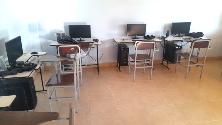 Equipos de informatica de la escuela San Miguel, los maestros y alumnos, claman contar con servicio de internet.