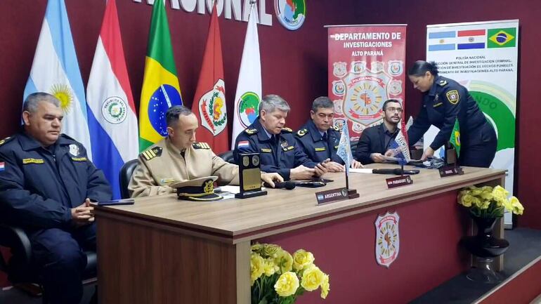 Autoridades policiales de la Triple Frontera durante el acto de esta mañana en Ciudad del Este.