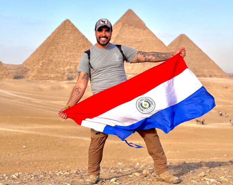 Gerardo Franco en Giza, Egipto, con la bandera paraguaya en manos.