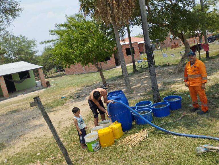 Cualquier recipiente sirve para acumular el agua distribuida en camiones cisterna.