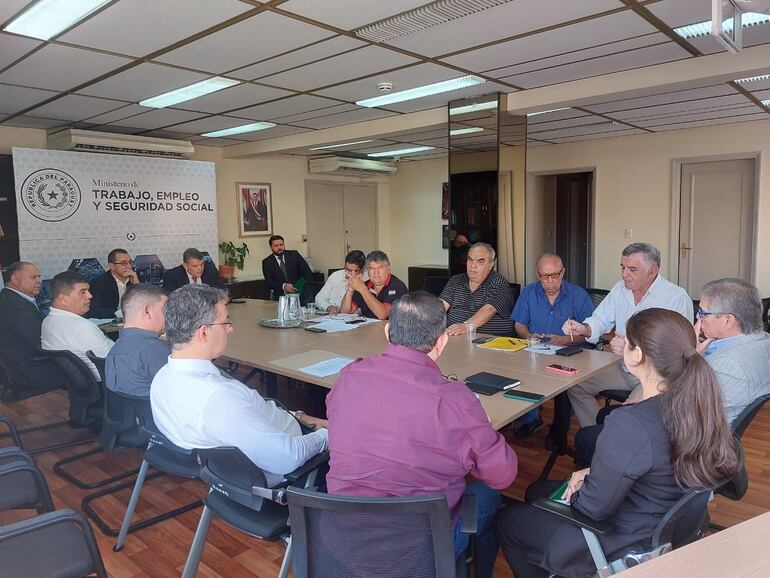 Los viceministros de Transporte y Trabajo, Oscar Stark y Luis Orué, participaron de la reunión entre transportistas y trabajadores, para analizar el empleo informal de choferes, en la jornada de este martes 11 de julio.