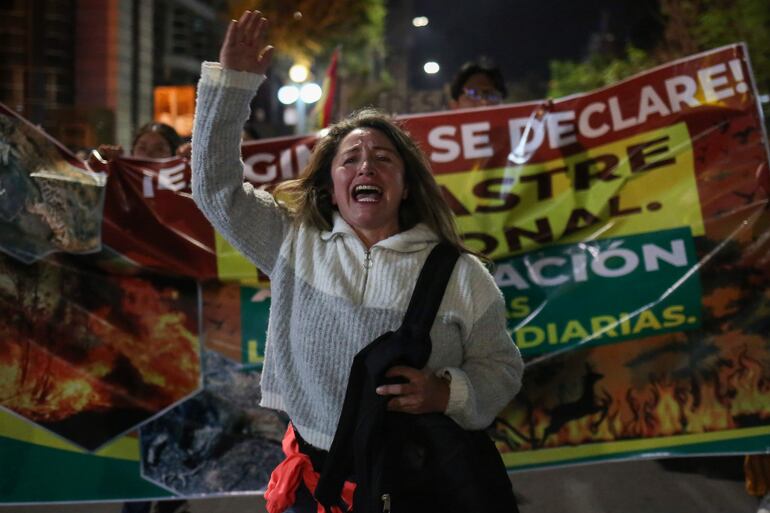 Una mujer grita arengas durante una manifestación contra los incendios en La Paz (Bolivia). Los incendios forestales que se registran en Bolivia desde hace meses han arrasado con más de 7 millones de hectáreas hasta el momento sólo en Santa Cruz, la región más poblada del país que vive “el mayor desastre ambiental” en su historia, informaron este viernes las autoridades de ese departamento.