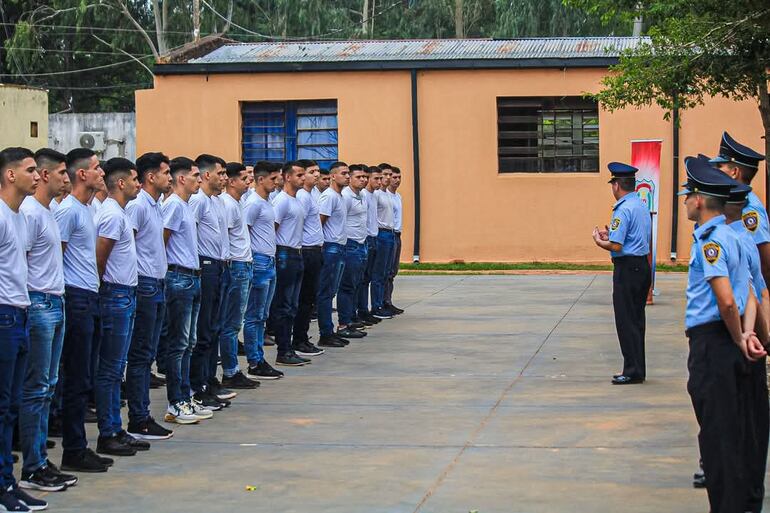 Son 200 los nuevos aspirantes para sub oficiales del colegio de policía sargento ayudante José Merlo Sarabia filial 7 Misiones.