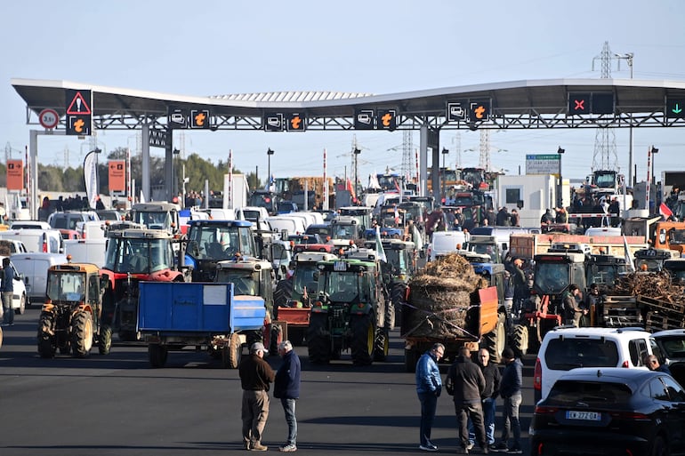 Agricultores franceses bloquean la avenida A9 durante una manifestación del sector que exige al gobierno al menos 24 demandas.