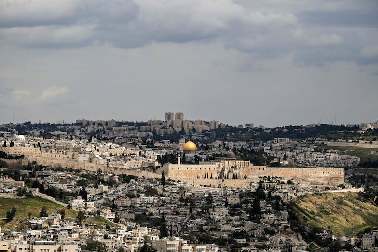 Al fondo la cúpula dorada de la mezquita al-Aqsa, en Jerusalén. 