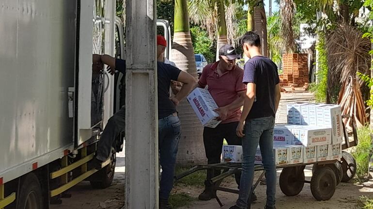 Funcionarios de la empresa Distrisur bajan los productos para la merienda escolar en el Centro Regional de Educación de Pilar (CERP).