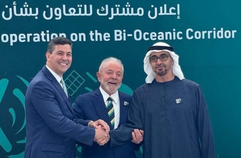 El presidente de Paraguay, Santiago Peña, con su par del  Brasi, Ignacio Lula, en la COP28, en Dubai.