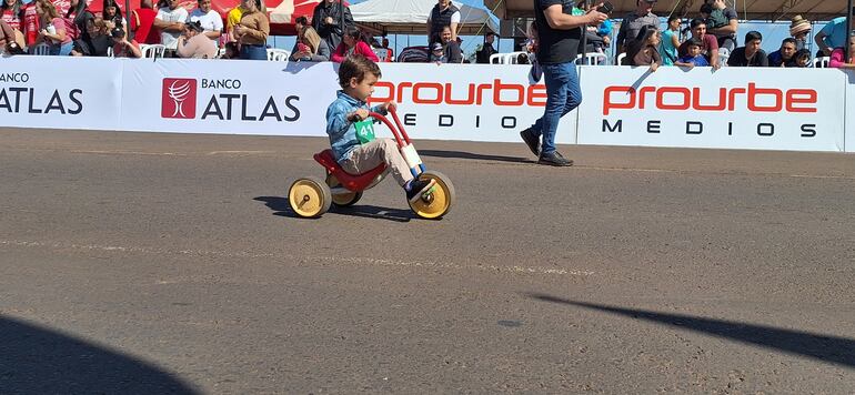 Décima Carrera de Triciclos en Encarnación.