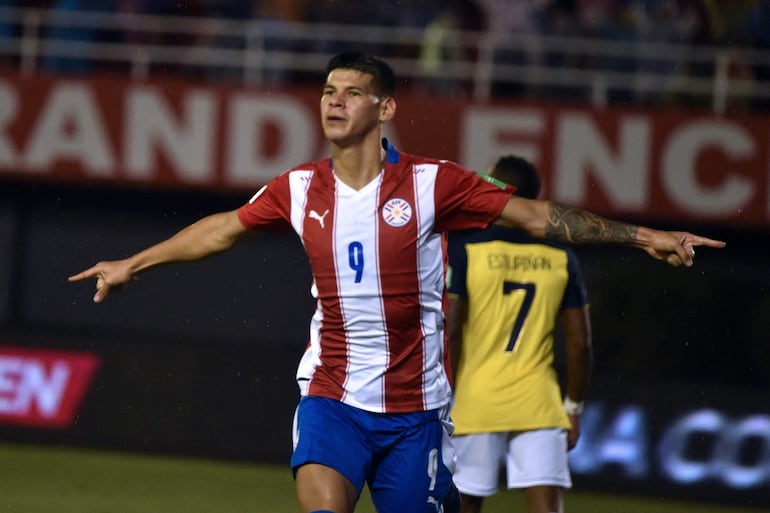 Robert Morales, delantero de la selección de Paraguay, celebra un gol en el partido contra Ecuador por las Eliminatorias Sudamericanas en el estadio Antonio Aranda Encina, en Ciudad del Este.