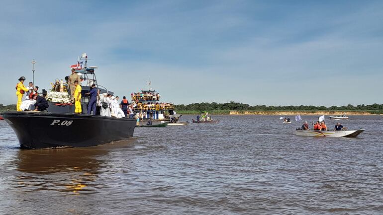 La imagen de San Antonio de Padua, protector de la ciudad homónima, como es tradicional fue llevada en procesión por el río Paraguay.