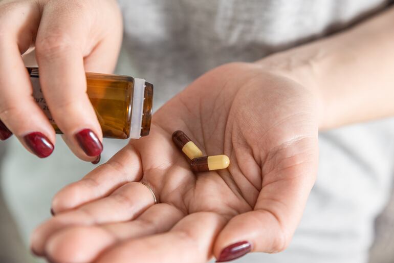 Mujer tomando medicamentos.