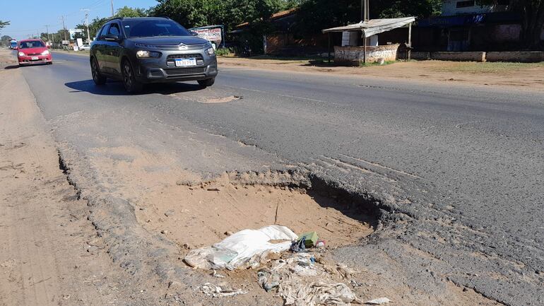 La ruta Villeta-Guarambaré es una verdadera trampa mortal. En los días de lluvia los pozos no se ven y conductores son sorprendidos. 