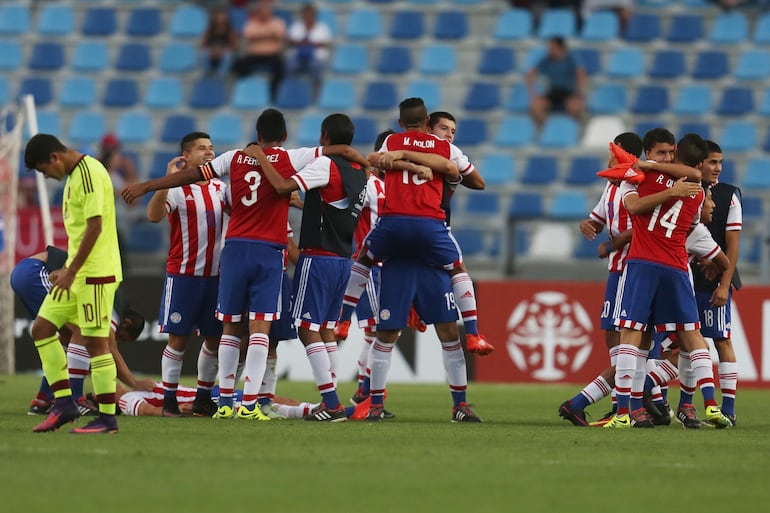 Jugadores de la Albirroja celebrando uno de los triunfos ante Venezuela