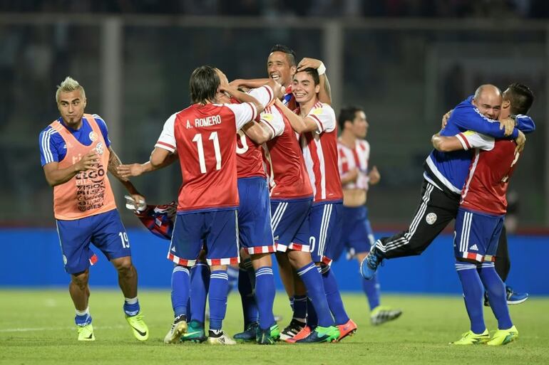 Los jugadores de la selección paraguaya festejan el triunfo sobre Argentina en el estadio Mario Alberto Kempes, en Córdoba.