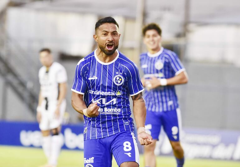 Festejo de Cristian Amarilla durante el “baile” de Sol a Tacuary.