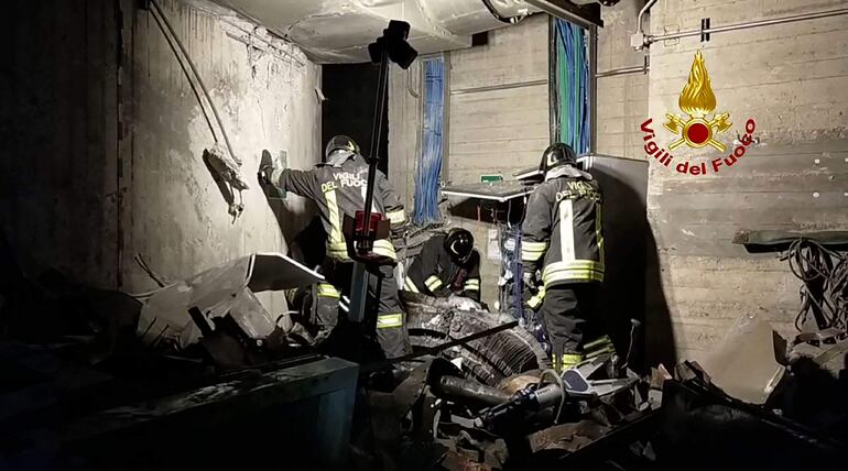 Imagen cedida por el equipo de bomberos voluntarios de Italia en la que se observa la tarea de rescate de las víctimas de la explosión en la hidroeléctrica de  ubicada en el lago Suviana.