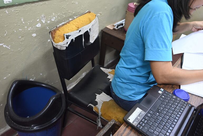 La silla de una docente da lástima en el Colegio Nacional Juan R. Dahlquist.