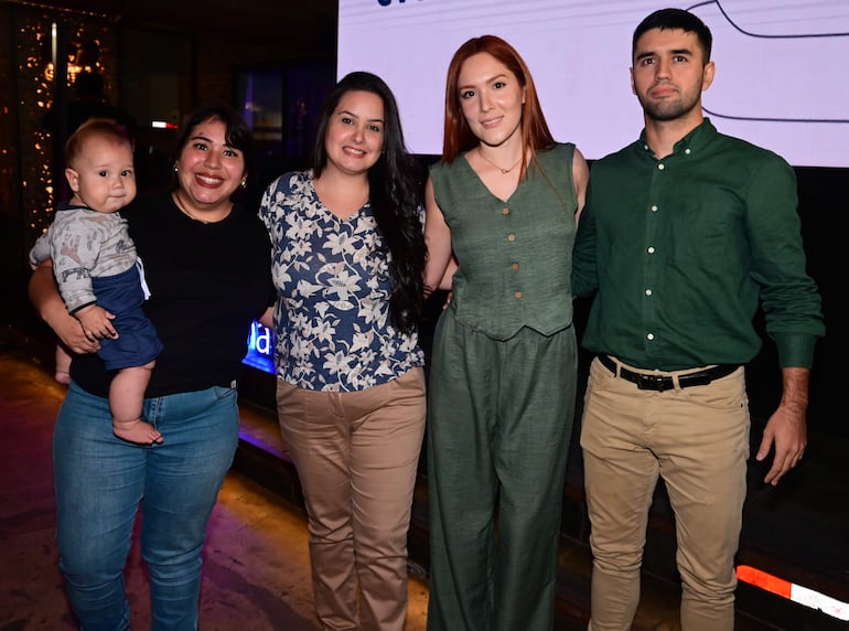 Katerine Nogueira con el pequeño Josué, Melisa Mónaco, Patricia Almada y Jorge Cristaldo. 