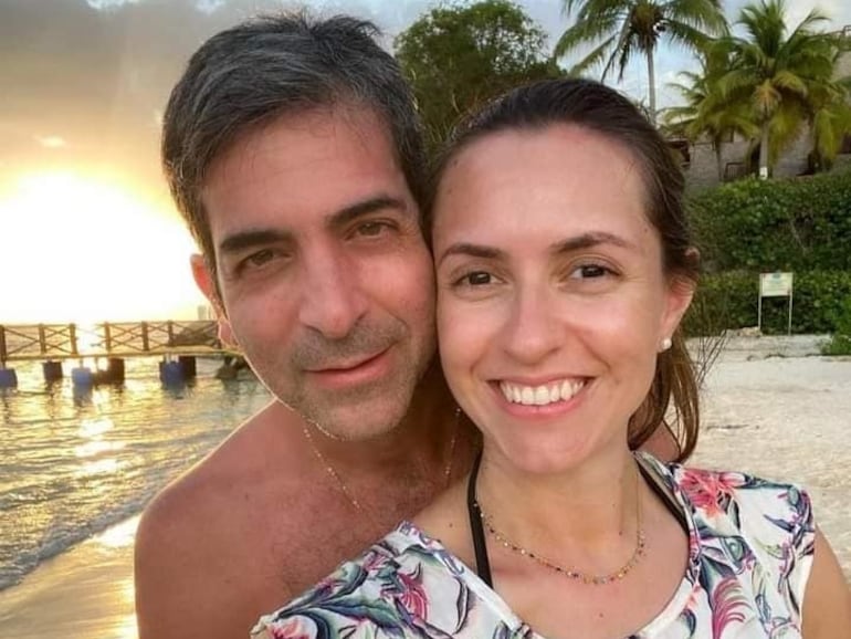 El fiscal paraguayo asesinado en Colombia, Marcelo Pecci, junto a su esposa, Claudia Aguilera. El asesinato se registró durante la luna de miel de la pareja.