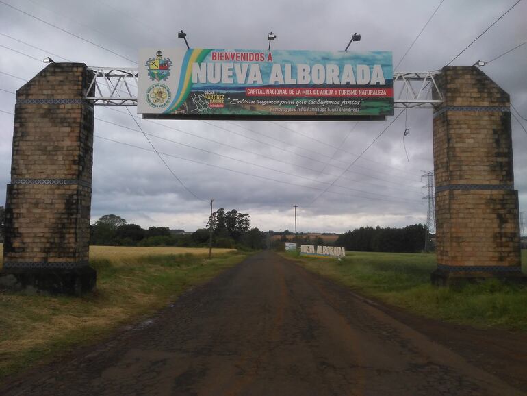 Acceso al distrito de Nueva Alborada desde la ruta nacional PY06, a través del camino vecinal asfaltado Calle D.