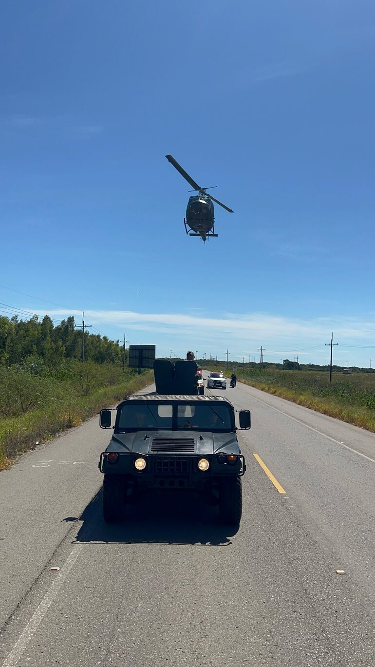 Vehículos militares y un helicóptero llegando al puesto en la ciudad de Pilar.