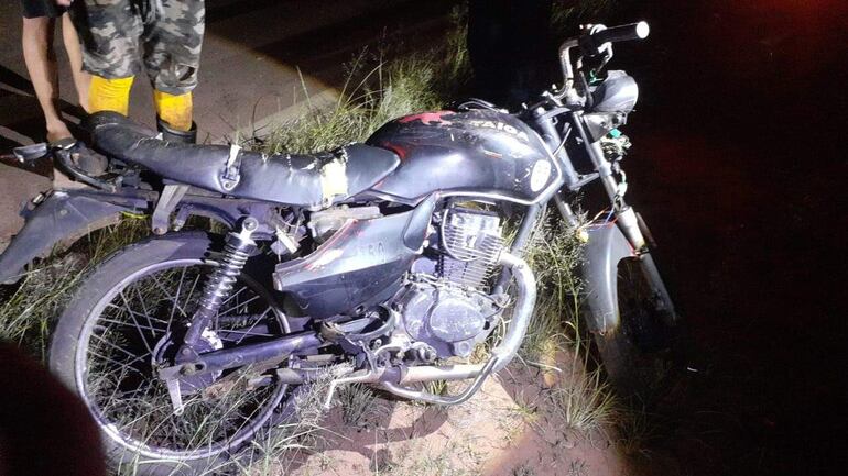 La motocicleta que estaba guiada por el joven de 21 años que no tenía licencia de conducir y le chocó el otro biciclo cuyo conductor falleció.