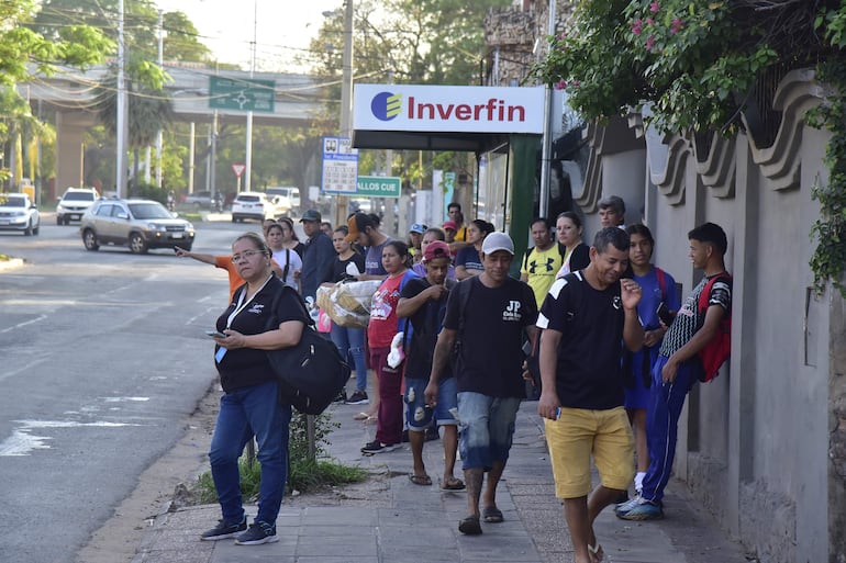 Pasajeros deben soportar largas esperas por los colectivos. 