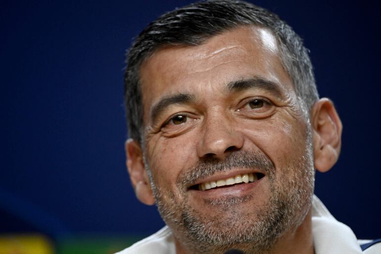 (FILES) FC Porto's Portuguese coach Sergio Conceicao smiles during a press conference on the eve of their UEFA Champions League last 16 first leg football match against Arsenal FC at the Dragao stadium in Porto, on February 20, 2024. Portuguese Sergio Conceicao was named new coach of AC Milan replacing his fellow Portuguese Paulo Fonseca who was sacked earlier on December 30, 2024, the Serie A club announced. (Photo by MIGUEL RIOPA / AFP)