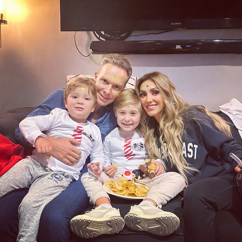 ¡Hermosa familia! Anahí Puente y su esposo Manuel Velasco con sus hijos Manu y Emiliano, quienes estuvieron presentes en el show de RBD. (Instagram/Anahí)