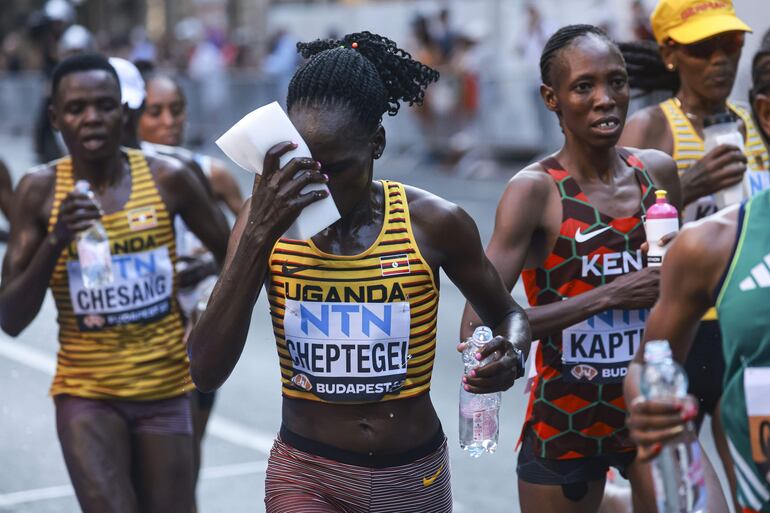 Foto de archivo, tomada el 26/08/2023, de la atleta ugandesa Rebecca Cheptegei (c).