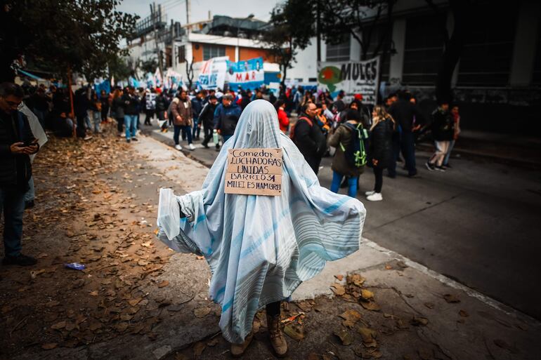 Integrantes de organizaciones sociales se manifiestan frente a un depósito donde se encuentran mas de cinco millones de kilos de alimentos, en Villa Martelli en la Provincia de Buenos Aires (Argentina). El Gobierno de Milei reconoció que existen 5 millones de kilogramos de alimentos sin distribuir en espacios del Ministerio de Capital Humano, que, indicó, fueron adquiridos durante el Gobierno del peronista Alberto Fernández (2019-2023) y retenidos por la actual gestión en función de las auditorías que se llevan adelante.