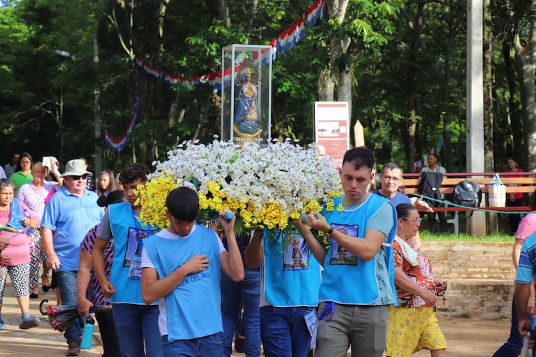 Procesión de la imagen de la Virgen del Paso hasta el templo ubicado a orillas del río Tebicuarymí.