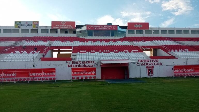 Con las nuevas butacas donadas por la UFI así se ve actualmente el sector de las Preferencias del Estadio Municipal de Carapeguá.