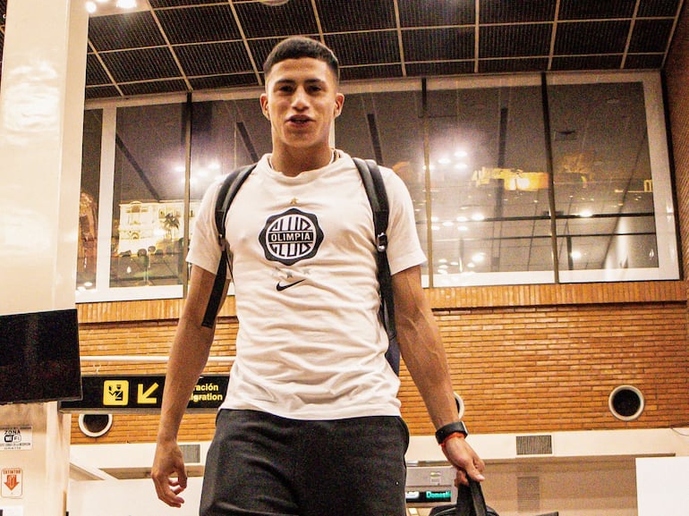 Tobías Morínigo, jugador de Olimpia, durante la llegada a Ciudad del Este.