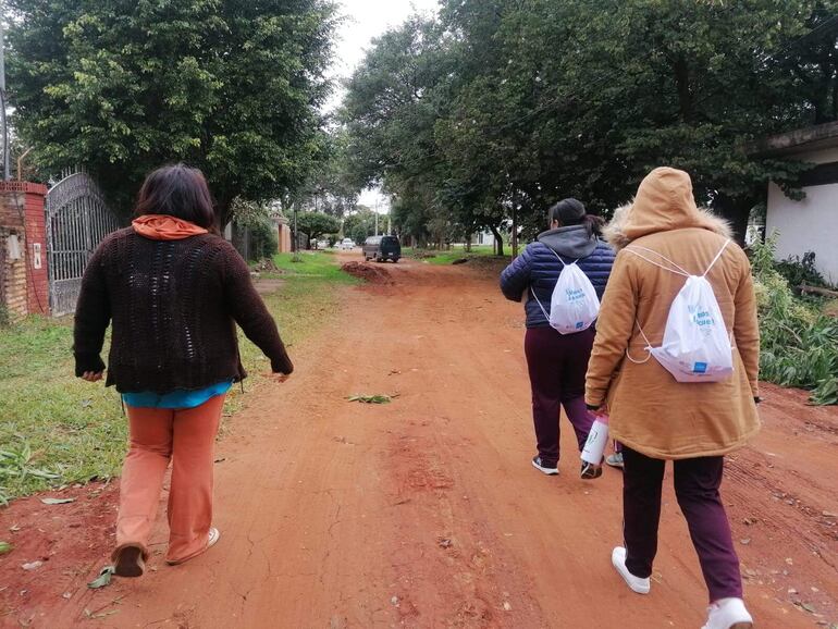 Voluntarios son estudiantes de las carreras de Trabajo Social, Psicología y Ciencias de la Educación de la Universidad Nacional de Asunción (UNA). Recorren las casas buscando que los niños vuelvan a estudiar.