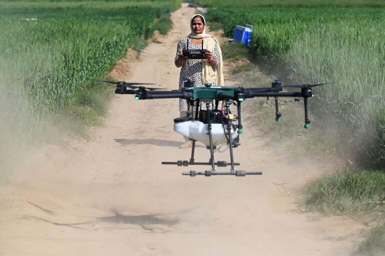 Sharmila Yadav, piloto certificada del programa "Drone Sister" (hermanas drone).