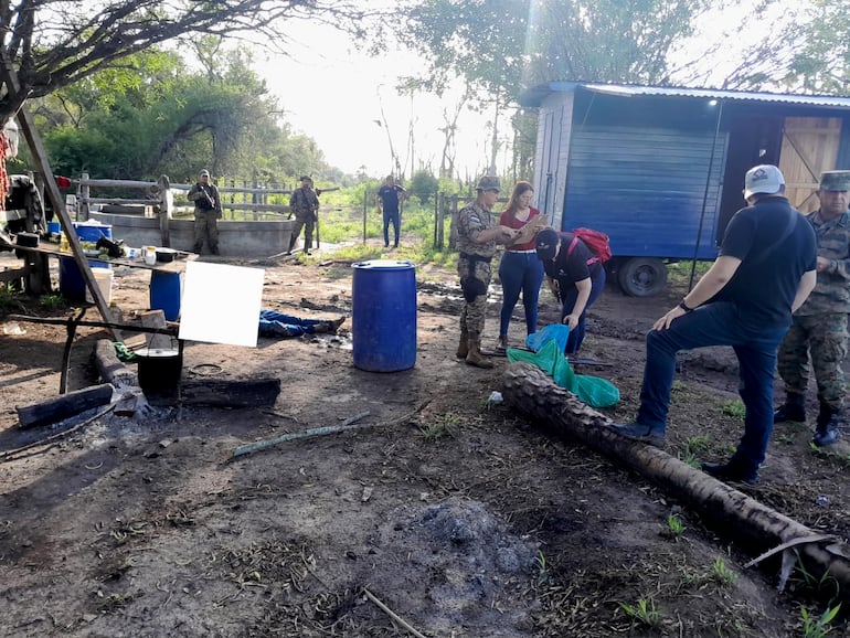 Los investigadores proceden a tomar notas del lugar de la escena del crimen, a un costado el cuerpo de la víctima ultimado con arma de fuego por su propio hermano.