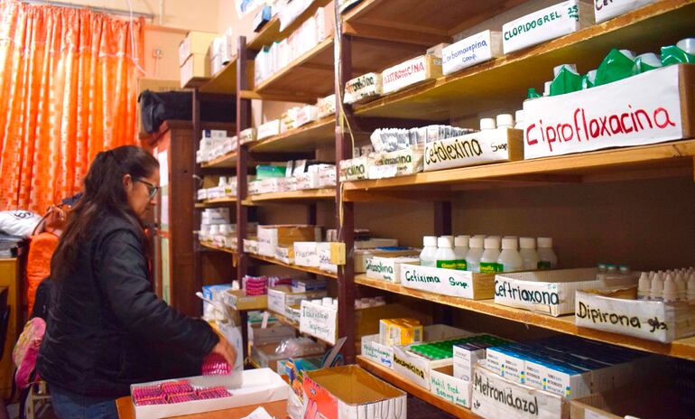 Los pacientes se quejaron porque en la farmacia no consiguen remedios controlados e insumos básicos.