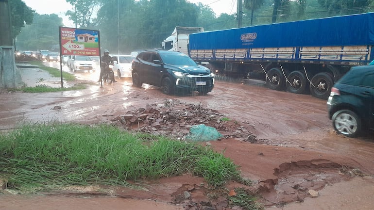 Gran cantidad de arena y piedras acumuladas sobre la avenida principal San Antonio de la ciudad del mismo nombre genero caos en el tránsito.