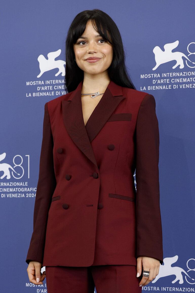 La joven actriz Jenna Ortega también está en Venecia para ser parte del famoso festival de cine. (EFE/EPA/FABIO FRUSTACI)
