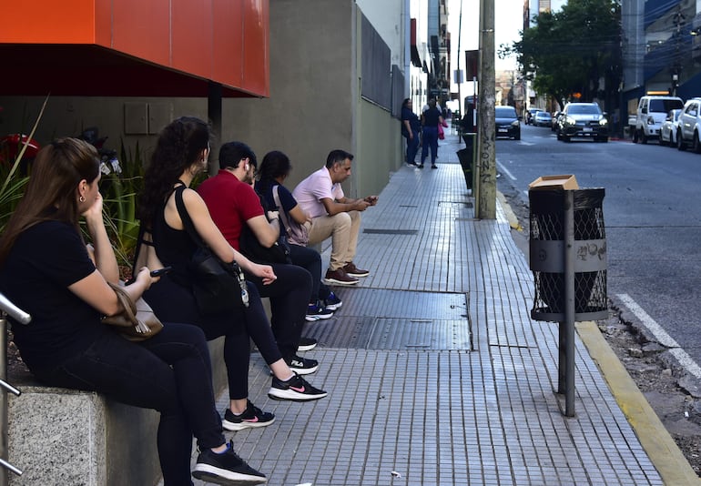 Pasajeros deben soportar larga espera por los buses en las paradas. Algunos comentan que más de 2 horas.