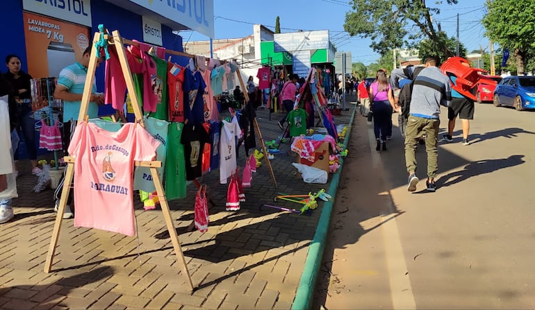 Sobre la calle 8 de diciembre se pueden encontrar los puestos de remeras con imágenes de la Virgen de Caacupé que se pueden adquirir a partir de G. 20.000.