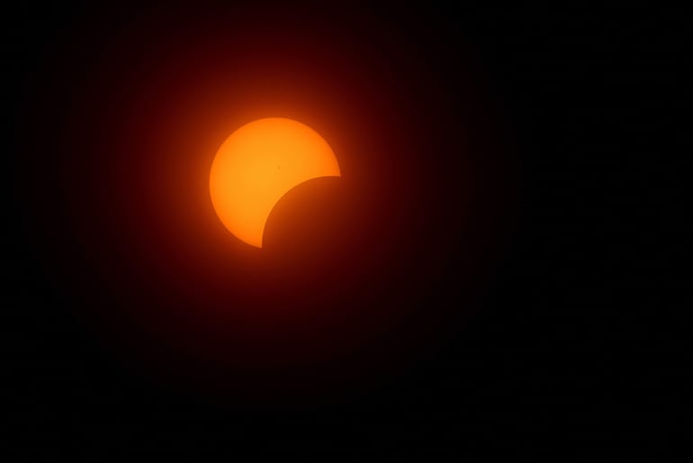 Foto de archivo. Se ve un sol creciente durante un eclipse solar el 8 de abril de 2024 en Martin Ohio. Millones de personas han acudido en masa a áreas de América del Norte que se encuentran en el "camino de la totalidad" para experimentar un eclipse solar total.