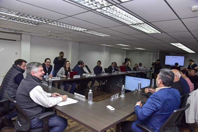 Ministro de Educación, Luis Ramírez y Federico Mora, viceministro, ríen animadamente en la fracasada reunión.