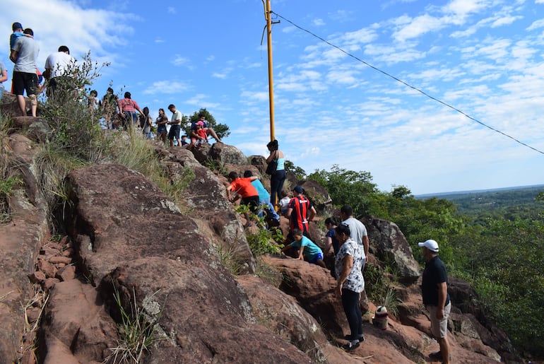 La tradición de subir al cerro Yaguarón se cumplirá mañana.