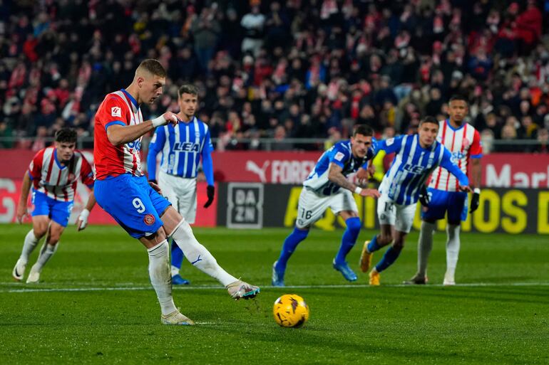 Artem Dovbyk  anota desde el punto penal el tercer gol para el Girona ante Alavés.